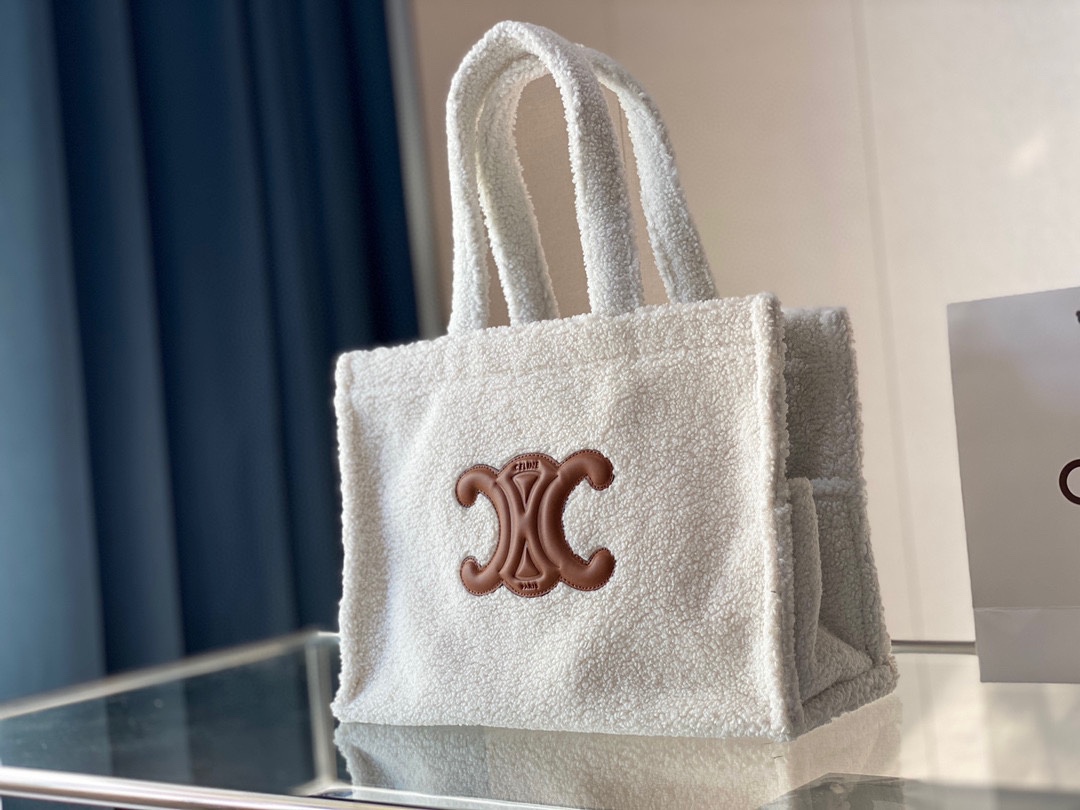 K0 Cacbs 牛仔托特和秋冬也太般配了吧～丹宁购物袋 包身糕毛工艺 牛皮标志logo 小短途必备～低调又有品的一款购物袋～典型的大购物袋包型 很能装 很好背 很好搭 尺寸：412817cm