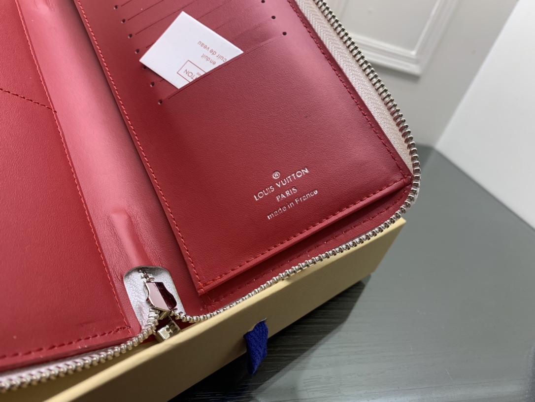 Leather long wallet in hand 2