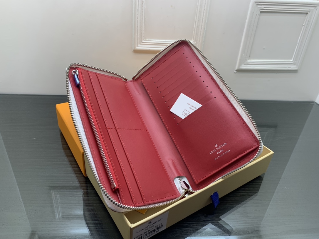 Leather long wallet in hand 1