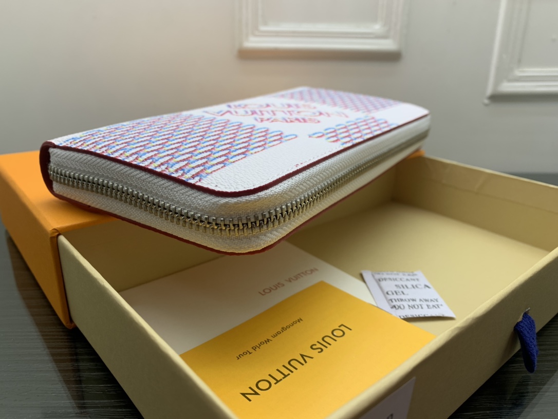 Leather long wallet interior view 1