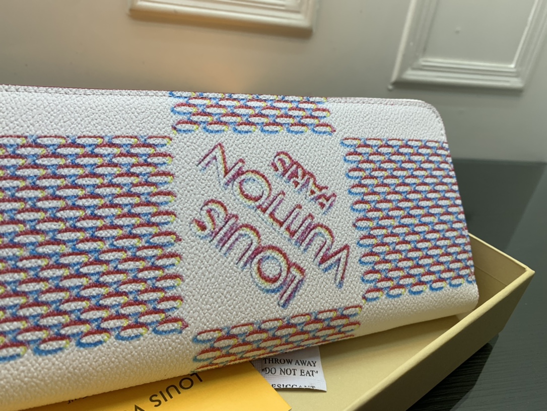 Leather long wallet zipper detail