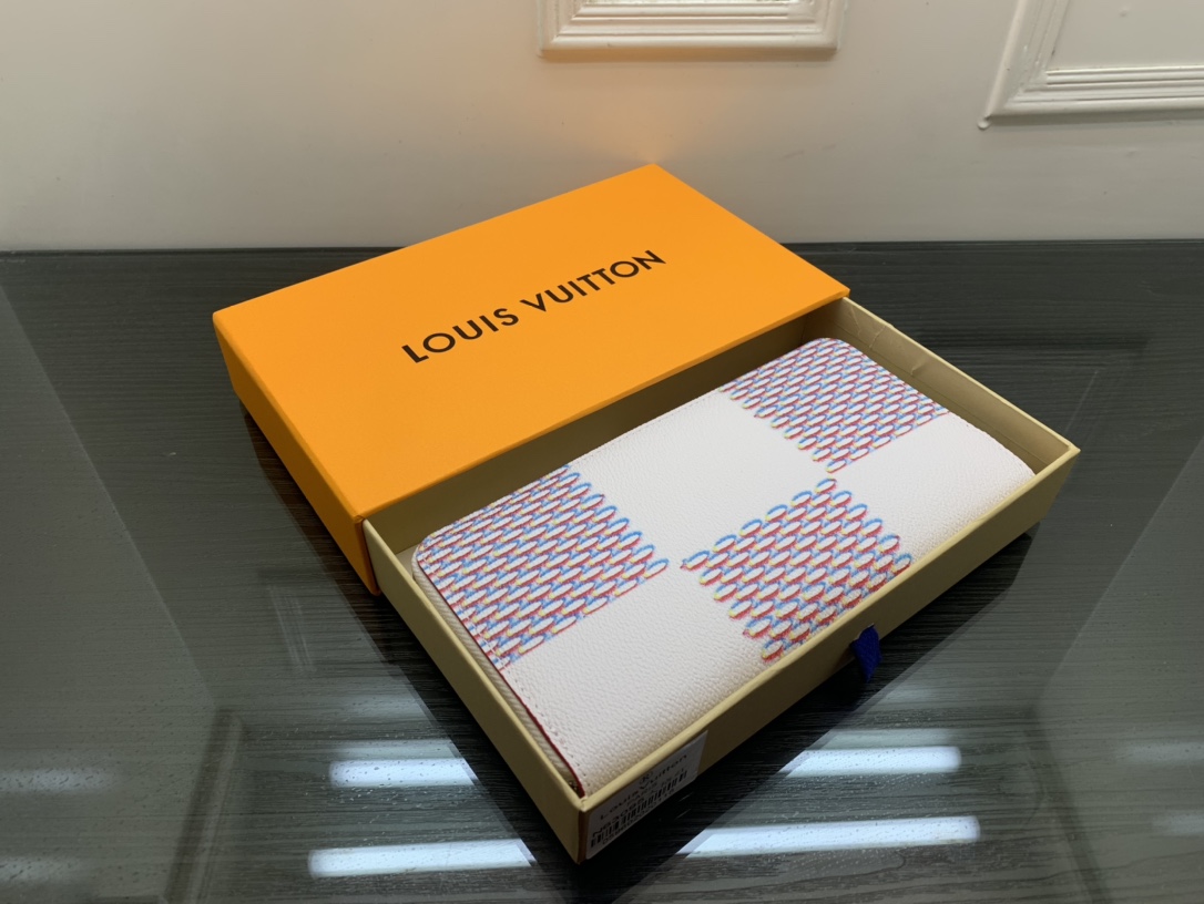 Leather long wallet side view