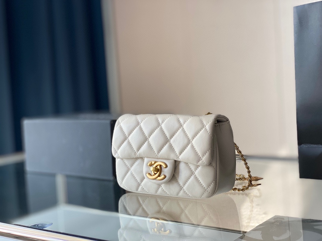 J5 折叠礼盒 Chanel 爱心吊饰 链条 cf 大Mini 香奈儿/Chanel 超精致 超优质 手感超级好 原版五金 超级大牌 以华丽高贵的外形成为当下最炙手可热之作人手必备，明星热捧，精匠之作。尺寸：18