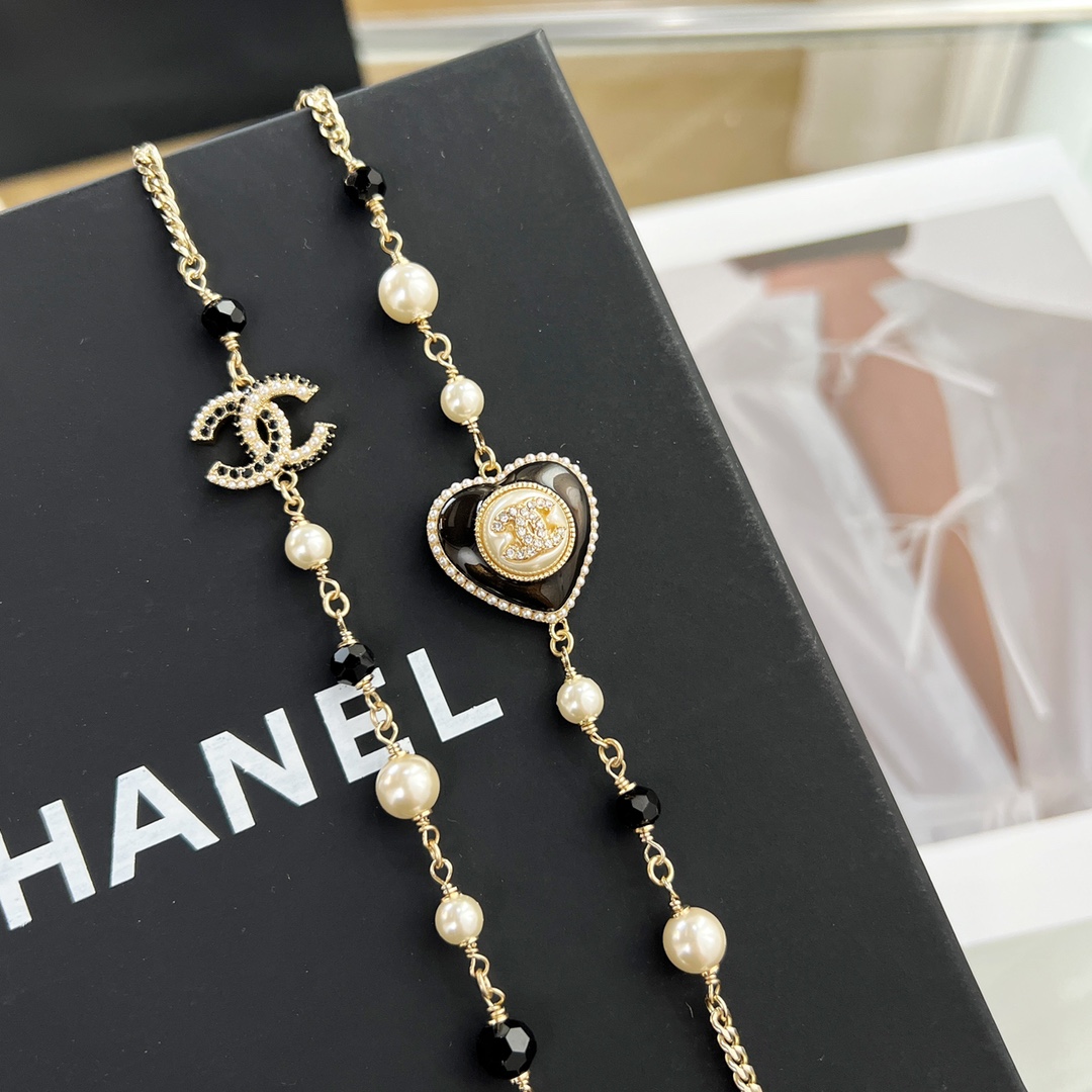 新款☑️CHANEL香奈儿双c桃心黑白钻毛衣链项链