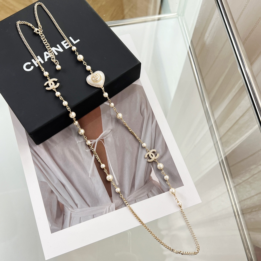 新款☑️CHANEL香奈儿双c桃心黑白钻毛衣链项链