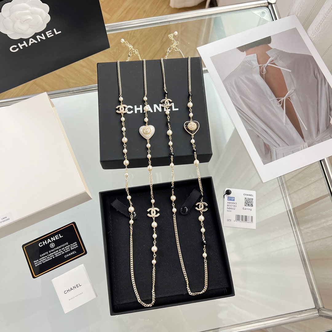 新款☑️CHANEL香奈儿双c桃心黑白钻毛衣链项链