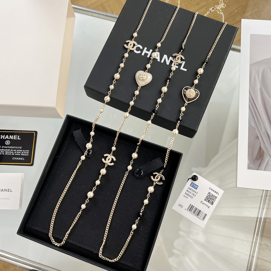 新款☑️CHANEL香奈儿双c桃心黑白钻毛衣链项链