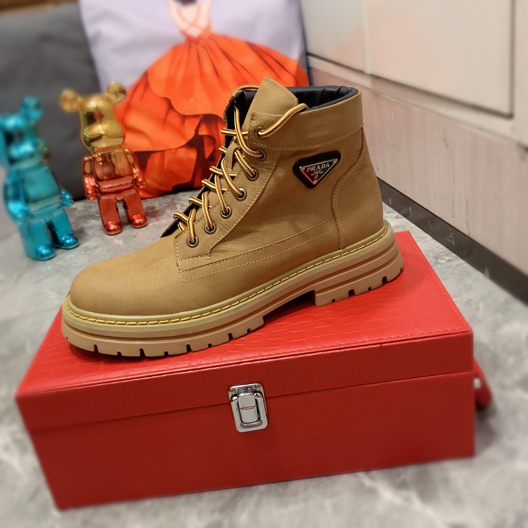 高帮靴  J0    Prada 普拉达 最新爆款休闲皮鞋靴子, 顶端品牌[勾引]奢侈～代购，顶级～质量。专柜同卖产品[强]鞋面選用进口透气牛皮材质透气羊皮内里精细做工。原版个性时尚柔软橡膠耐磨防滑大底，上脚轻巧舒适，实物拍摄實物更好看，0122广州码: 38-44，多色可选