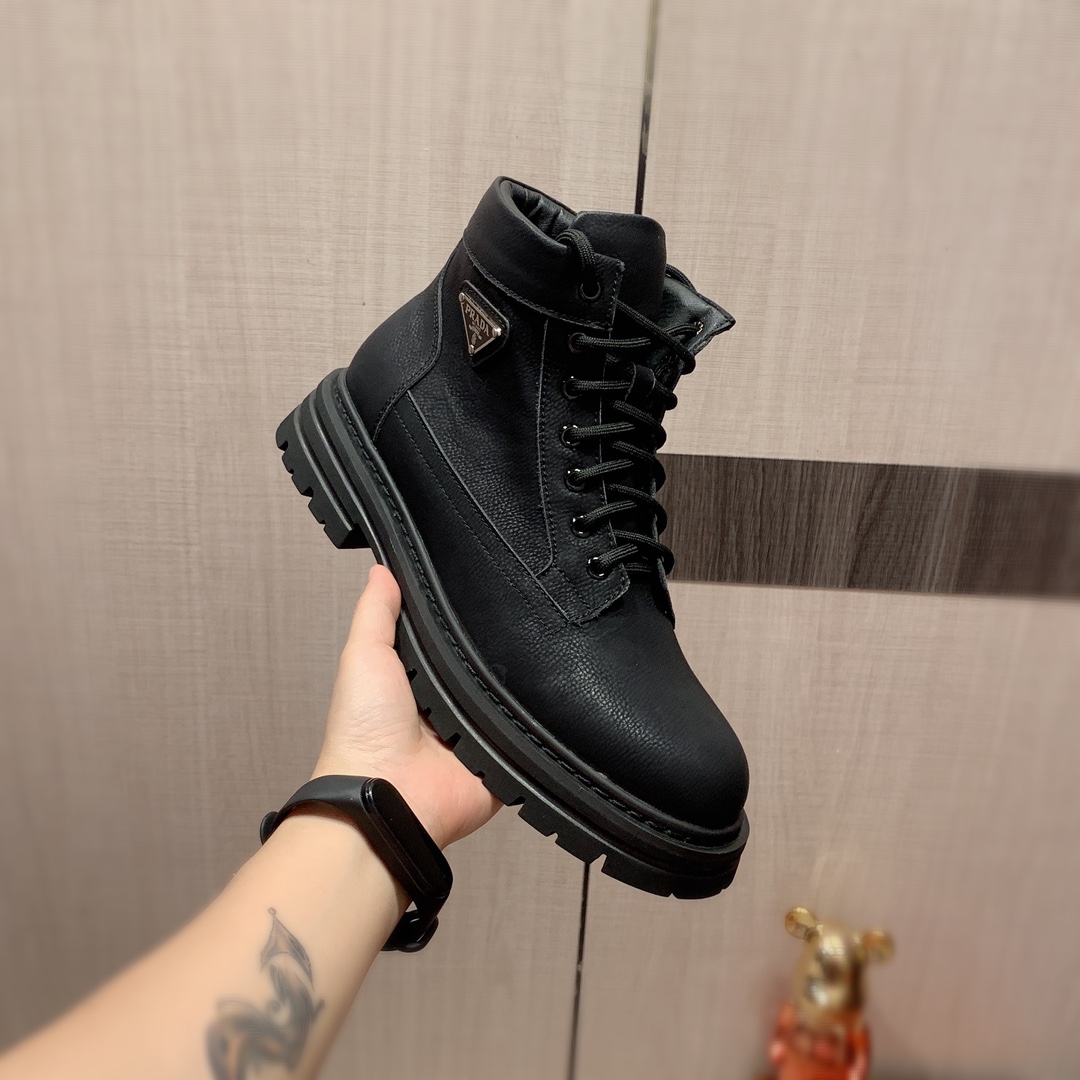 高帮靴  J0    Prada 普拉达 最新爆款休闲皮鞋靴子, 顶端品牌[勾引]奢侈～代购，顶级～质量。专柜同卖产品[强]鞋面選用进口透气牛皮材质透气羊皮内里精细做工。原版个性时尚柔软橡膠耐磨防滑大底，上脚轻巧舒适，实物拍摄實物更好看，0122广州码: 38-44，多色可选