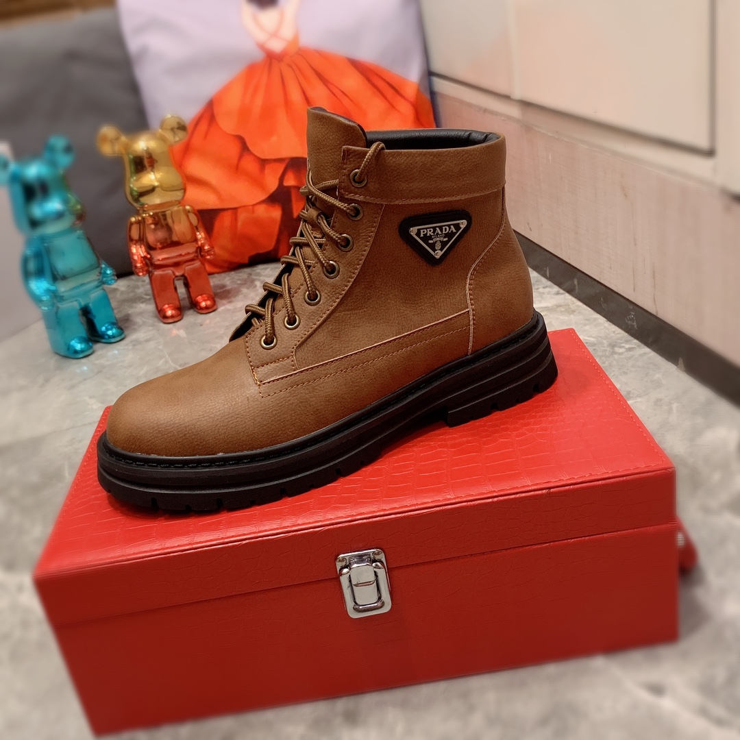 高帮靴  J0    Prada 普拉达 最新爆款休闲皮鞋靴子, 顶端品牌[勾引]奢侈～代购，顶级～质量。专柜同卖产品[强]鞋面選用进口透气牛皮材质透气羊皮内里精细做工。原版个性时尚柔软橡膠耐磨防滑大底，上脚轻巧舒适，实物拍摄實物更好看，0122广州码: 38-44，多色可选