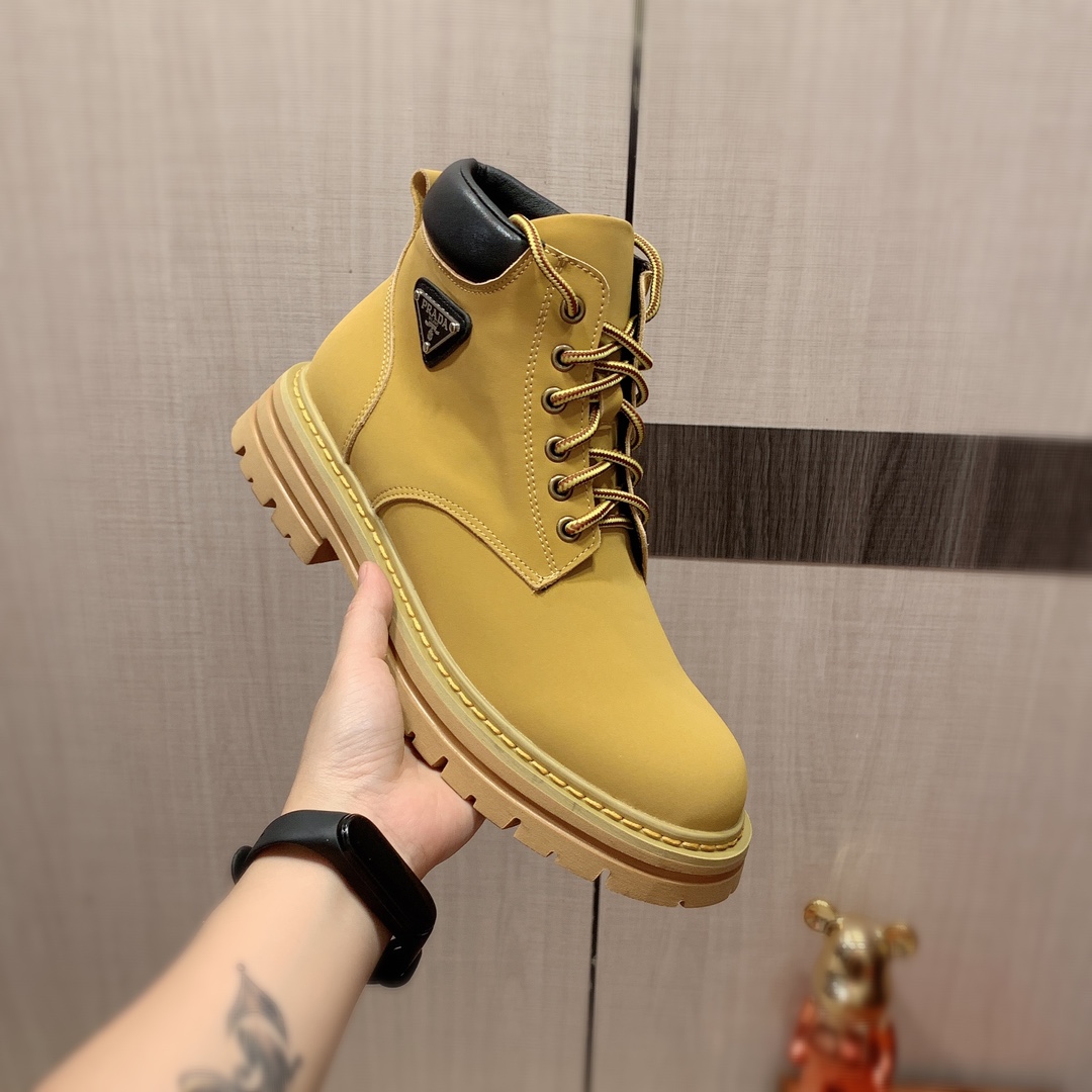 高帮靴  J0    Prada 普拉达 最新爆款休闲皮鞋靴子, 顶端品牌[勾引]奢侈～代购，顶级～质量。专柜同卖产品[强]鞋面選用进口透气牛皮材质透气羊皮内里精细做工。原版个性时尚柔软橡膠耐磨防滑大底，上脚轻巧舒适，实物拍摄實物更好看，0122广州码: 38-44，多色可选