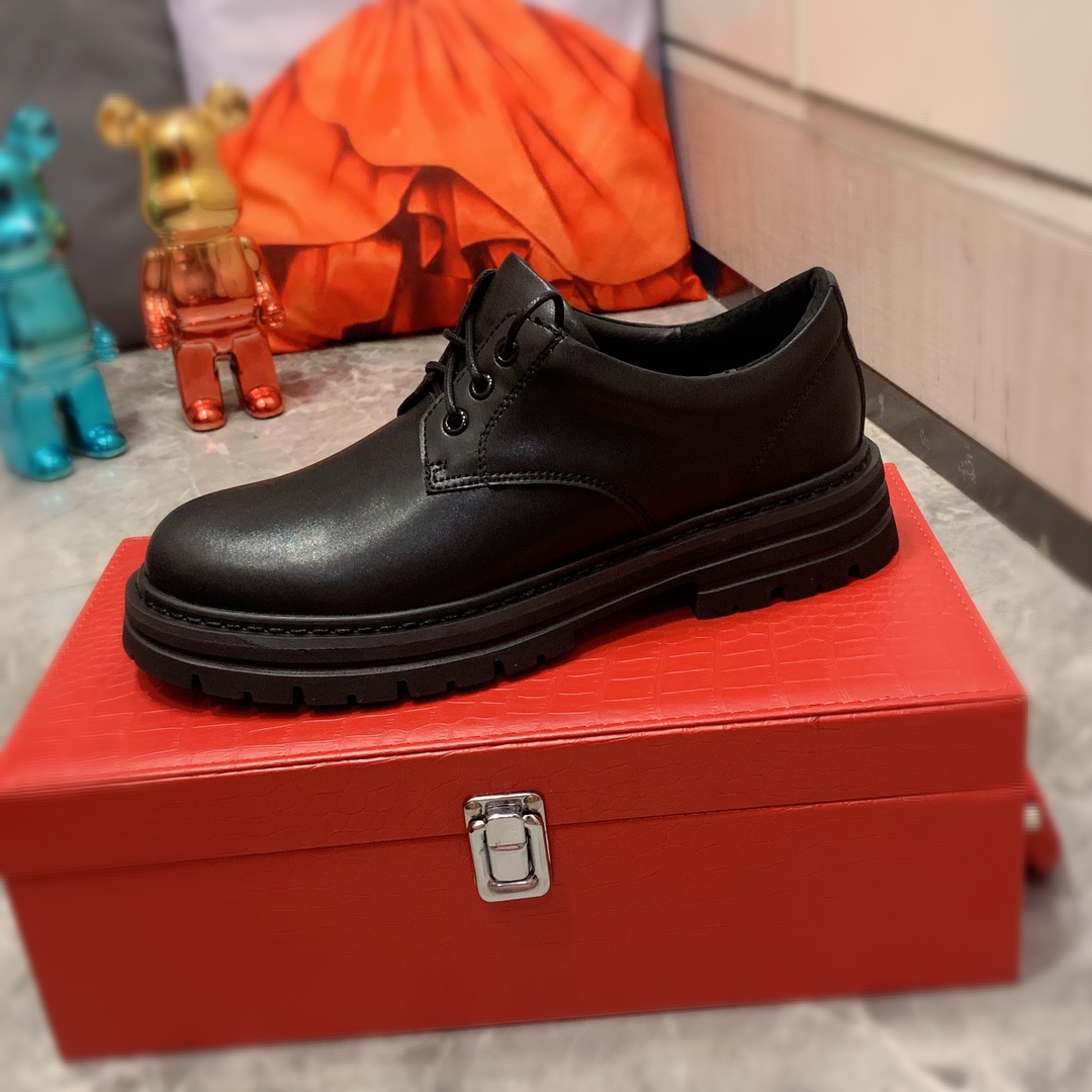 皮鞋  I5    Prada 普拉达 最新爆款休闲皮鞋，顶端品牌[勾引]奢侈～代购，顶级～质量。专柜同卖产品[强]鞋面選用进口透气牛皮材质透气羊皮内里精细做工。原版个性时尚柔软橡膠耐磨防滑大底，上脚轻巧舒适，实物拍摄實物更好看，0122广州码: 38-44，黑色