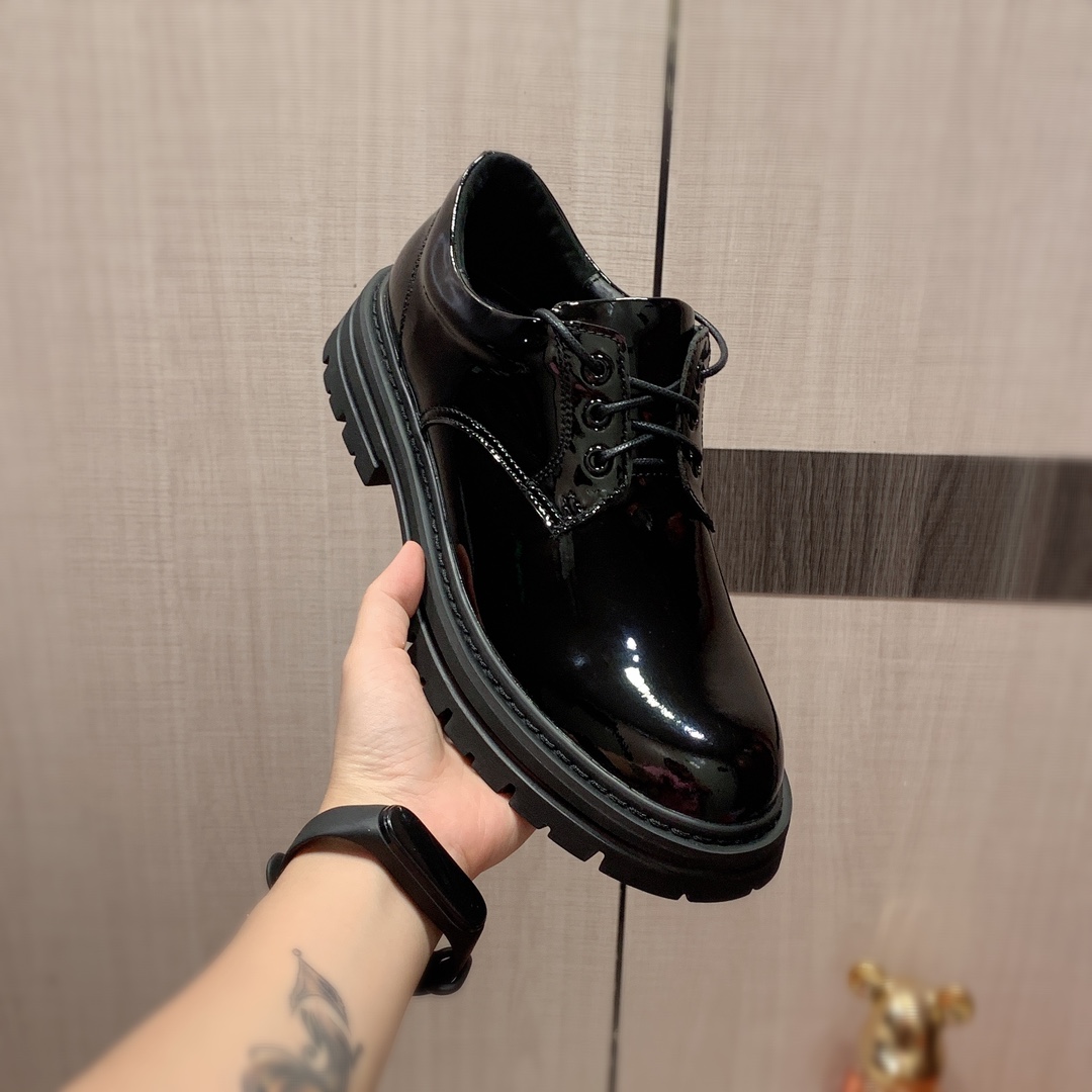 皮鞋  I5    Prada 普拉达 最新爆款休闲皮鞋，顶端品牌[勾引]奢侈～代购，顶级～质量。专柜同卖产品[强]鞋面選用进口透气牛皮材质透气羊皮内里精细做工。原版个性时尚柔软橡膠耐磨防滑大底，上脚轻巧舒适，实物拍摄實物更好看，0122广州码: 38-44，黑色