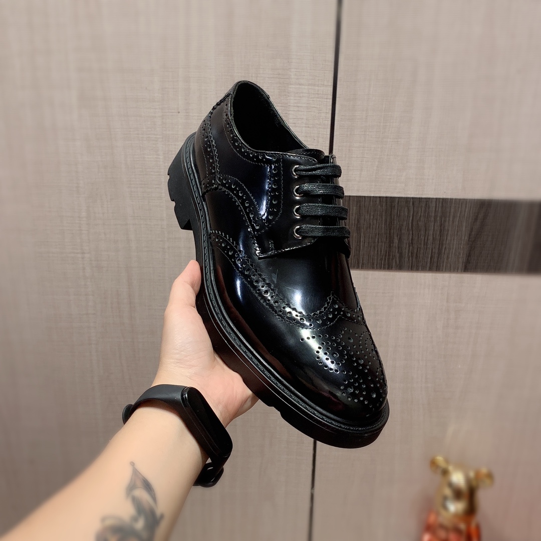 皮鞋  J0    Prada 普拉达 最新爆款休闲皮鞋，顶端品牌[勾引]奢侈～代购，顶级～质量。专柜同卖产品[强]鞋面選用进口透气牛皮搭配布面料材质透气羊皮内里精细做工。原版个性时尚柔软橡膠耐磨防滑大底，上脚轻巧舒适，实物拍摄實物更好看，136广州码: 38-44，黑色