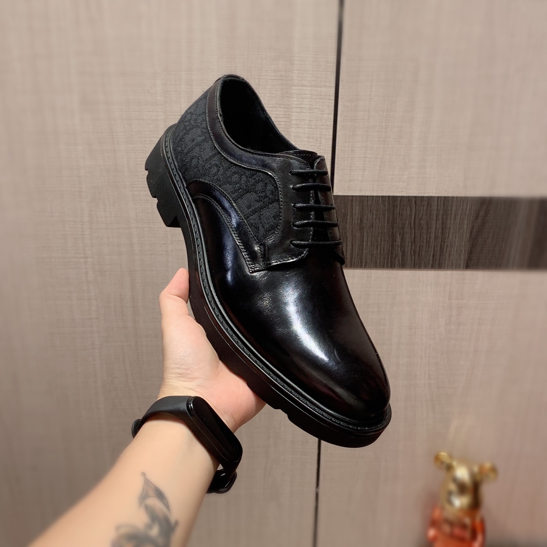 皮鞋:: : J0     迪奥  最新爆款休闲皮鞋，顶端品牌 奢侈～代购，顶级～质量。专柜同卖产品 鞋面選用进口透气牛皮搭配布面料材质透气羊皮内里精细做工。原版个性时尚柔软橡膠耐磨防滑大底，上脚轻巧舒适，实物拍摄實物更好看，136广州码: 38-44，黑色，棕色