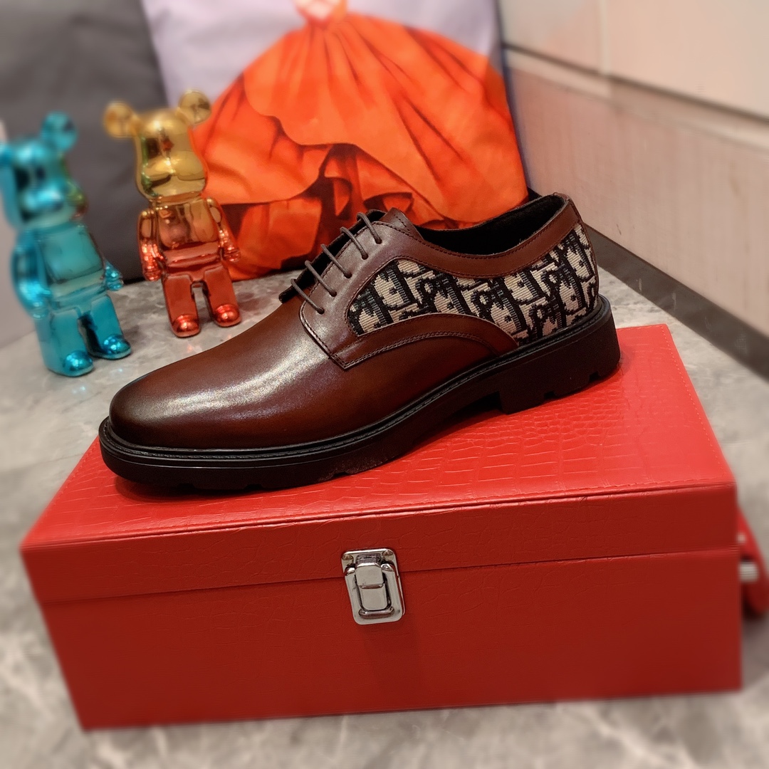 皮鞋:: : J0     迪奥  最新爆款休闲皮鞋，顶端品牌 奢侈～代购，顶级～质量。专柜同卖产品 鞋面選用进口透气牛皮搭配布面料材质透气羊皮内里精细做工。原版个性时尚柔软橡膠耐磨防滑大底，上脚轻巧舒适，实物拍摄實物更好看，136广州码: 38-44，黑色，棕色