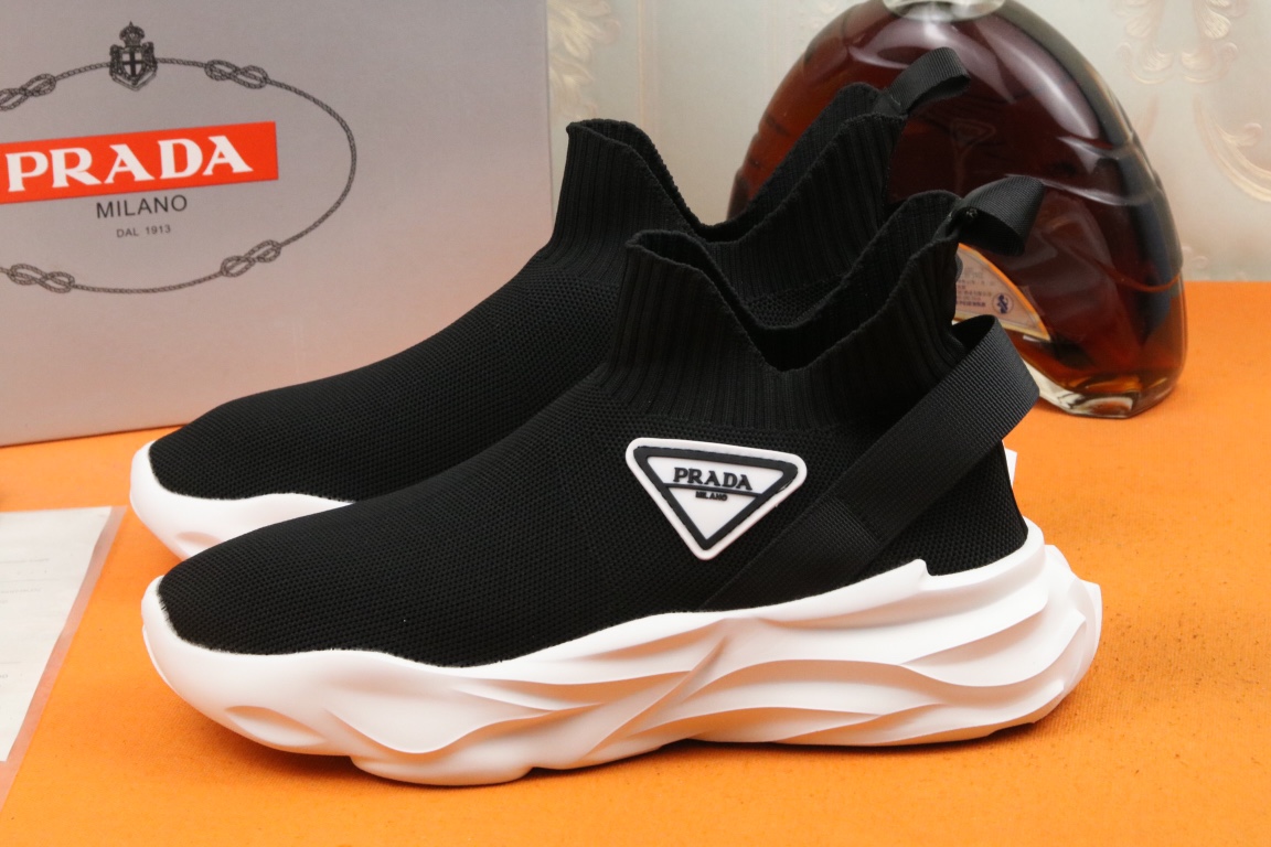 I5 爆单款PRADA普拉达 香港专柜休闲鞋，专柜品质，优质做工，鞋面采用进口透气飞织弹力布面料，舒适透气内里，原板轻质发泡大底 ，休闲时尚，高端品质，