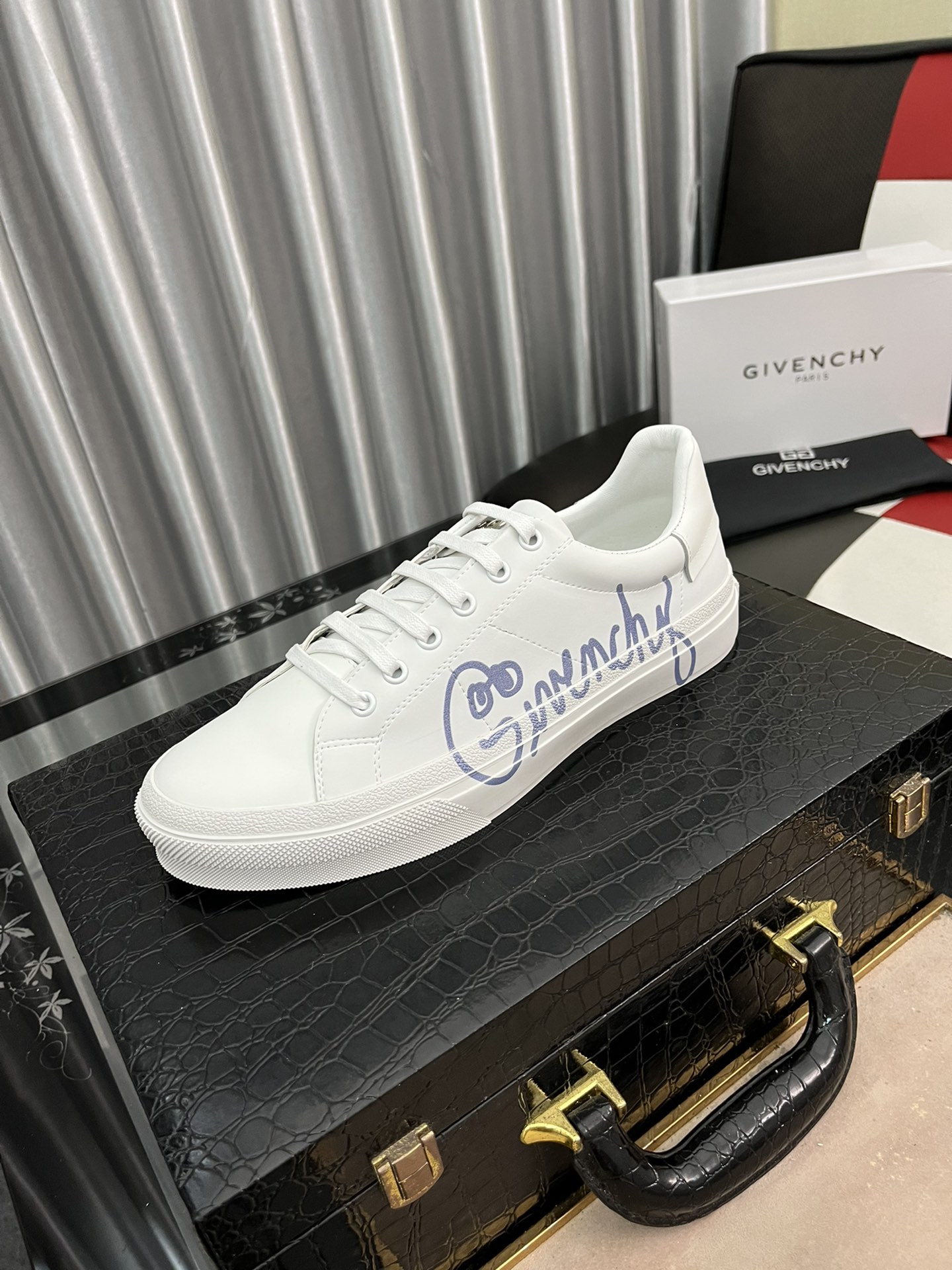 I5   Givenchy  纪梵希 高端男士运动休闲鞋顶级代购原单货原版进口顶级小牛皮搭配透气舒适面料、经典品牌织带logo鞋舌牛皮内里牛皮垫脚、原版组合透明大底