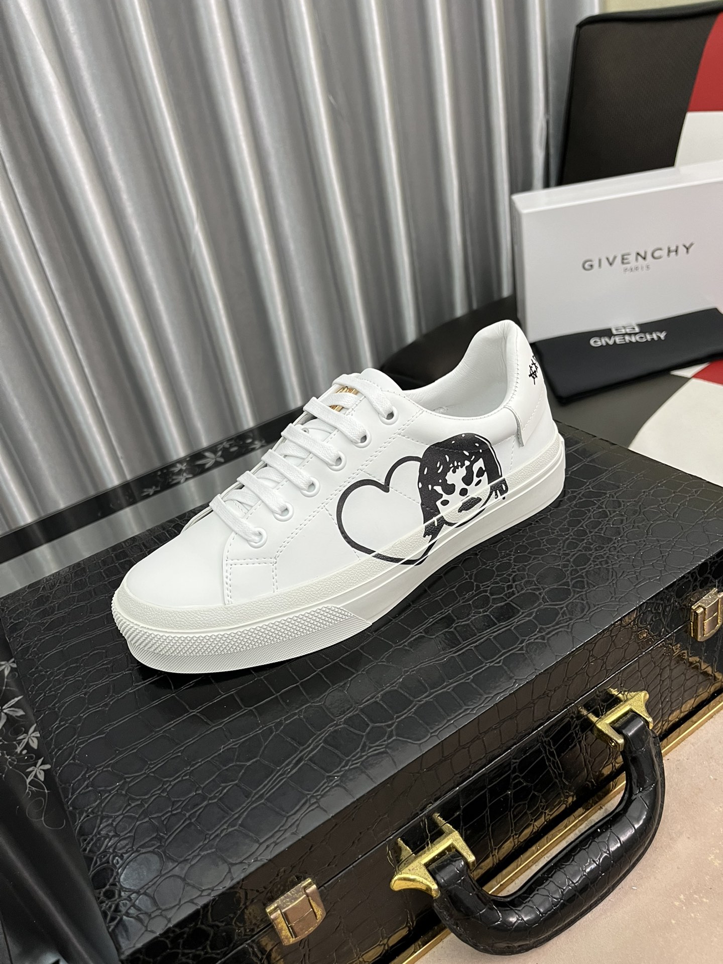 I5   Givenchy  纪梵希 高端男士运动休闲鞋顶级代购原单货原版进口顶级小牛皮搭配透气舒适面料、经典品牌织带logo鞋舌牛皮内里牛皮垫脚、原版组合透明大底