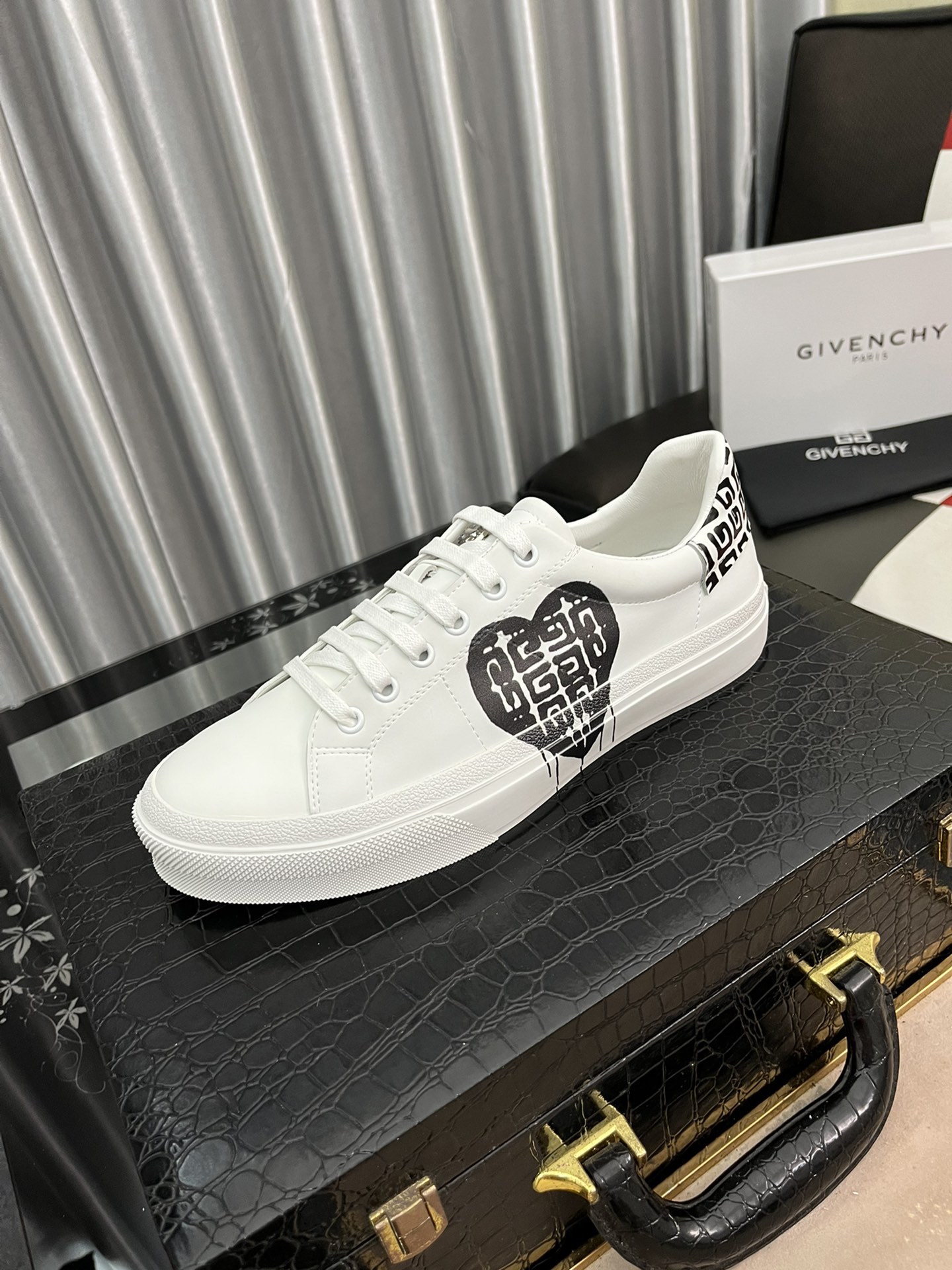 I5   Givenchy  纪梵希 高端男士运动休闲鞋顶级代购原单货原版进口顶级小牛皮搭配透气舒适面料、经典品牌织带logo鞋舌牛皮内里牛皮垫脚、原版组合透明大底