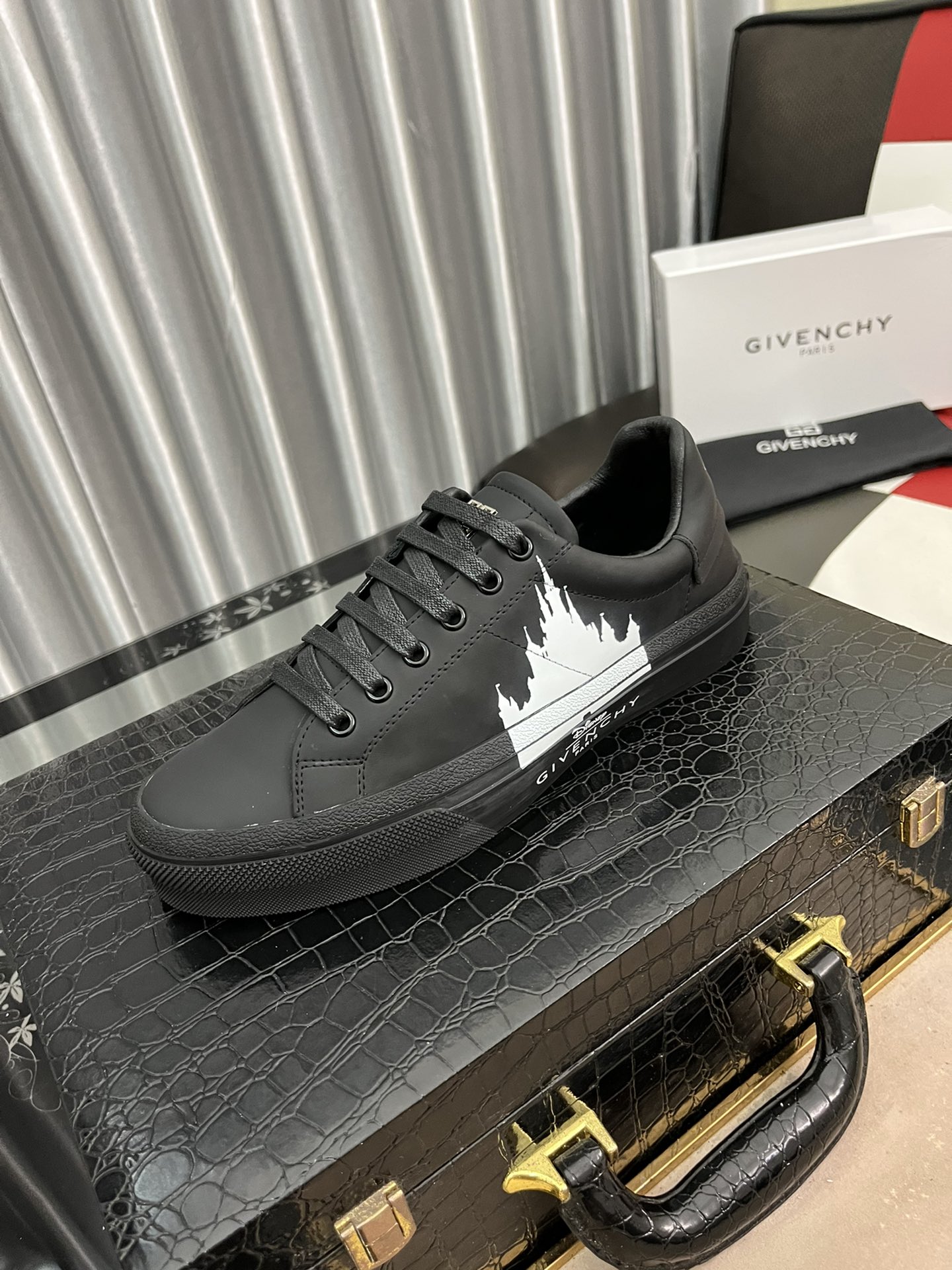 I5   Givenchy  纪梵希 高端男士运动休闲鞋顶级代购原单货原版进口顶级小牛皮搭配透气舒适面料、经典品牌织带logo鞋舌牛皮内里牛皮垫脚、原版组合透明大底