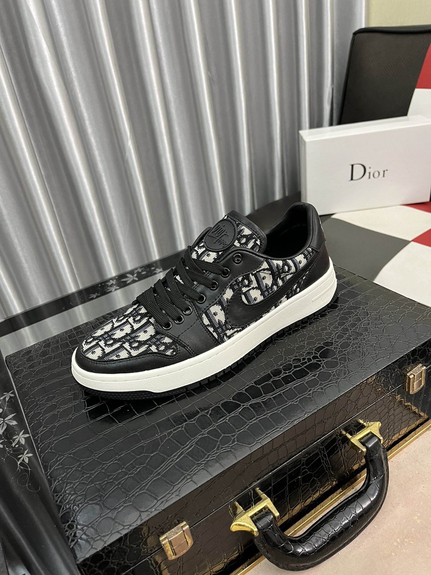 I5 迪奥 最 2022精心打造，引爆全场不断创新的国际品牌 此款男士运动休闲鞋，原版版本，专柜一比一皮面材质，皮垫脚橡胶防滑大底，透气舒适以质量说话