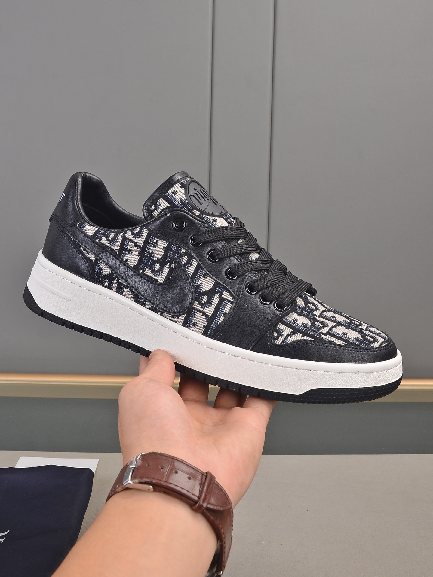 I5 迪奥男士最新休闲鞋全进口头层小牛皮配防水布料，内里采用透气羊里；绝对的奢华打造，橡胶耐磨大底，舒适感爆棚。独特的设计理念，引领时尚新概念。配码：38-4445定做