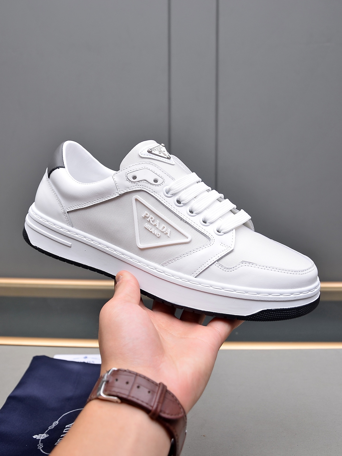 I0 Prada普拉达 男士最新休闲鞋全进口头层小牛皮配防水布料，内里采用透气羊里；绝对的奢华打造，橡胶耐磨大底，舒适感爆棚。独特的设计理念，引领时尚新概念。配码：38-4445定做