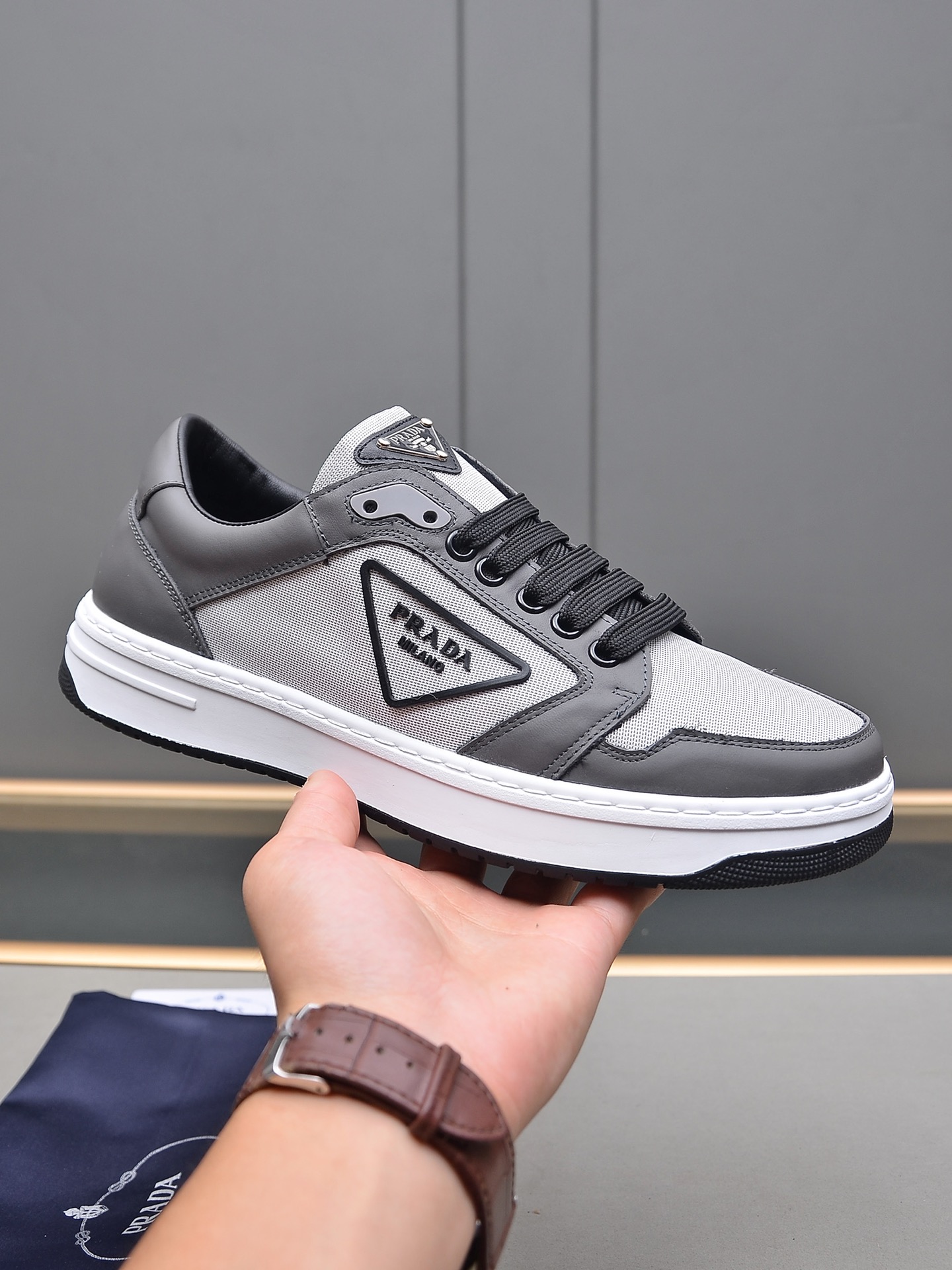 I0 Prada普拉达 男士最新休闲鞋全进口头层小牛皮配防水布料，内里采用透气羊里；绝对的奢华打造，橡胶耐磨大底，舒适感爆棚。独特的设计理念，引领时尚新概念。配码：38-4445定做