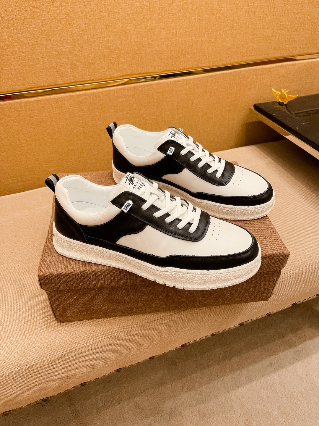 I5 普拉达男鞋高端品牌 官网1：1最新力作：鞋面采用意大利进口头层牛皮搭配 舒适透气内里原版防滑耐磨大底制作，让行走更加便捷舒适，惊世之作，与官方的质量相比美的1：1复刻[色]打造时尚个性衬托你的与众不潮男必备!经典