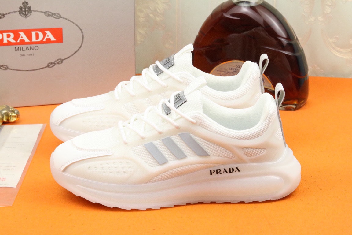 I5 高品质PRADA普拉达上市著名奢侈品牌，专柜同步更新，意大利男鞋时尚杂志季刊封面主推款鞋面采用意大利进口头层牛皮拼网布制作，舒适透气内里。原版气垫大底，上脚舒适有型。 细节无可挑剔。