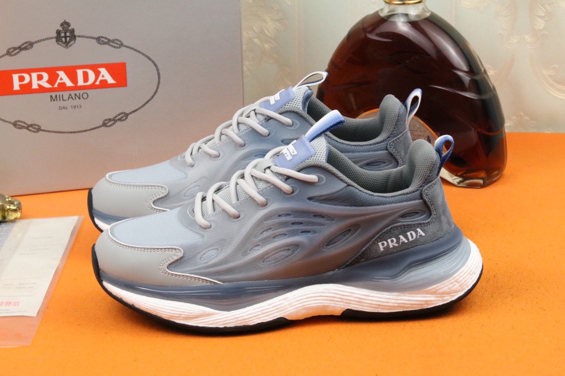 I5 高品质PRADA普拉达上市著名奢侈品牌，专柜同步更新，意大利男鞋时尚杂志季刊封面主推款鞋面采用意大利进口头层牛皮拼接冰丝网布制作，舒适透气内里。原版二次发泡气垫大底，上脚舒适有型。 细节无可挑剔。