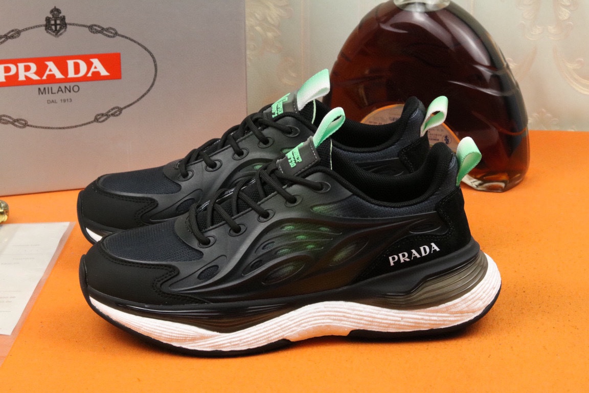 I5 高品质PRADA普拉达上市著名奢侈品牌，专柜同步更新，意大利男鞋时尚杂志季刊封面主推款鞋面采用意大利进口头层牛皮拼接冰丝网布制作，舒适透气内里。原版二次发泡气垫大底，上脚舒适有型。 细节无可挑剔。
