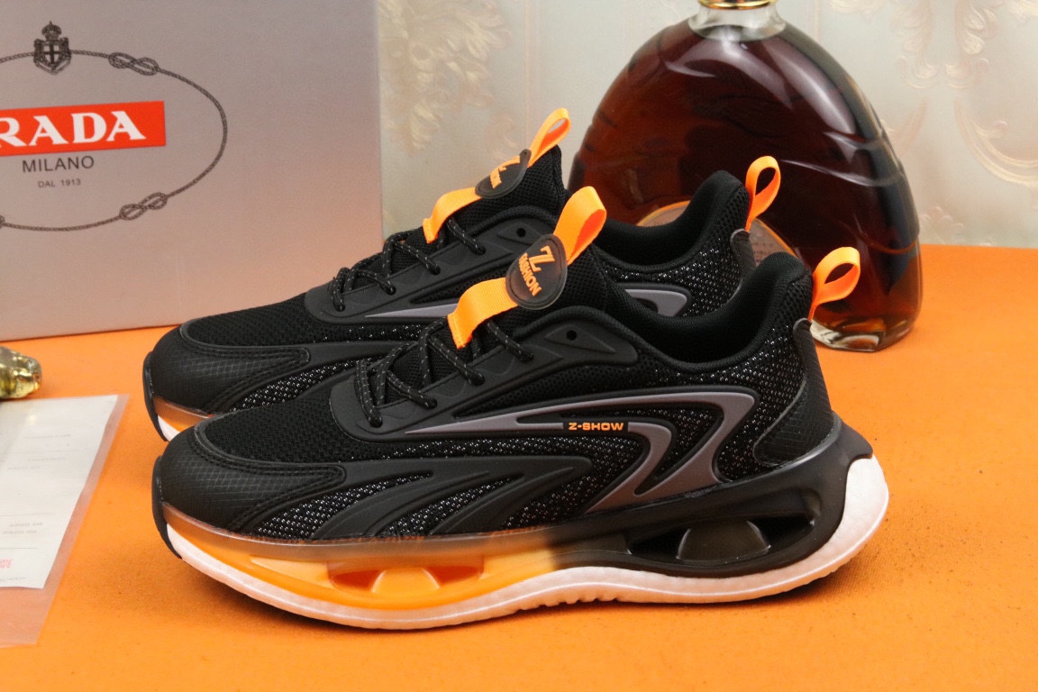 I5 高品质PRADA普拉达上市著名奢侈品牌，专柜同步更新，意大利男鞋时尚杂志季刊封面主推款鞋面采用意大利进口头层牛皮拼接冰丝网布制作，舒适透气内里。原版二次发泡气垫大底，上脚舒适有型。 细节无可挑剔。