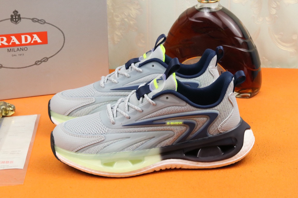 I5 高品质PRADA普拉达上市著名奢侈品牌，专柜同步更新，意大利男鞋时尚杂志季刊封面主推款鞋面采用意大利进口头层牛皮拼接冰丝网布制作，舒适透气内里。原版二次发泡气垫大底，上脚舒适有型。 细节无可挑剔。