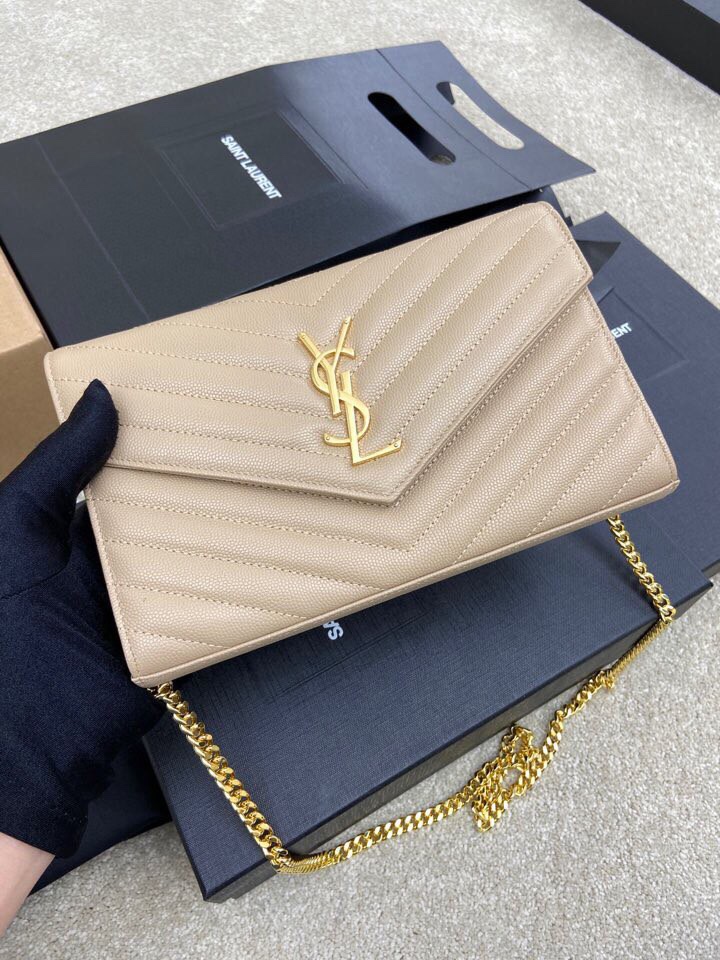 P👉球纹杏/金❗❗顶级原单、精品专供❗❗#𝑴𝒐𝒏𝒐𝒈𝒓𝒂𝒎 𝑾𝒐𝒄#鱼子酱纹路信封包.超级实用的一款小包,最经典的款式,升级最高级的版本,100%意大利牛皮配上精细手工制作;定制金属Y家logo彰显个性;翻盖设计确保使用的安全性;小包包大容量,包内设有20个卡片槽,两个纸币隔层,两个中央隔层,一个拉链内袋,装尽所有!
型号:377828 / 360452
尺寸:22.5x14x4cm