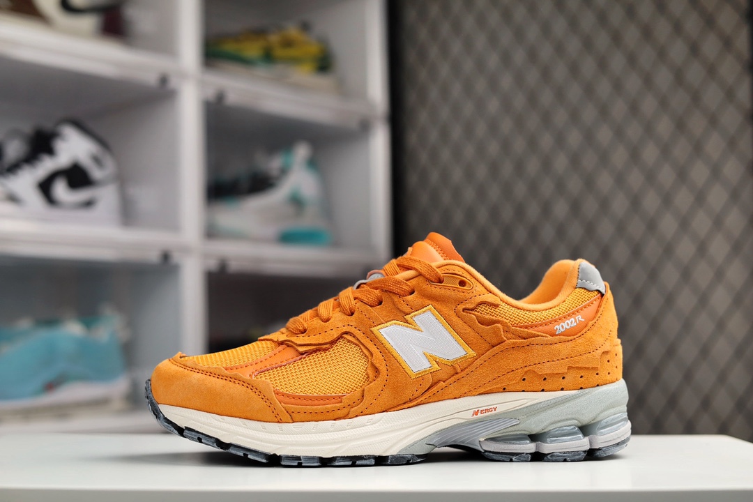 G5 NewBalance 2002R 复古单品正确版本 正品原档 区别市面错误版本NewBalance 2002R经典的配色，沿袭了面世之初的经典科技，以ENCAP中底配以升级版N-ERGY缓震物料。鞋面则采用特色的柔软麂皮搭以NewBalance经典的尼龙网布，低调中还原跑鞋本真。更年轻化的设计理念与材质，让新世代青年得以用全新视角体验经典鞋款的传奇魅力TL