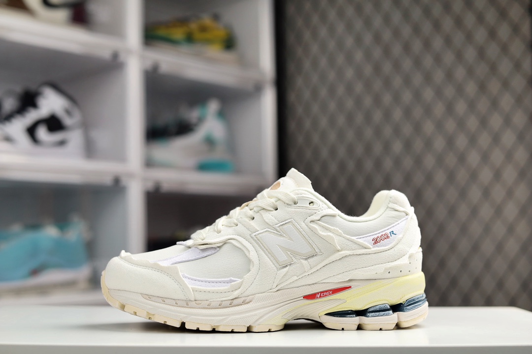 G5 NewBalance 2002R 复古单品正确版本 正品原档 区别市面错误版本NewBalance 2002R经典的配色，沿袭了面世之初的经典科技，以ENCAP中底配以升级版N-ERGY缓震物料。鞋面则采用特色的柔软麂皮搭以NewBalance经典的尼龙网布，低调中还原跑鞋本真。更年轻化的设计理念与材质，让新世代青年得以用全新视角体验经典鞋款的传奇魅力TL