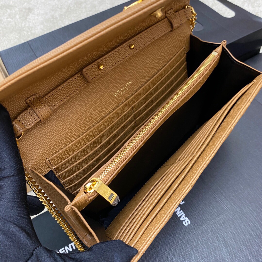 P👉球纹焦糖/金❗❗顶级原单、精品专供❗❗#𝑴𝒐𝒏𝒐𝒈𝒓𝒂𝒎 𝑾𝒐𝒄#鱼子酱纹路信封包.超级实用的一款小包,最经典的款式,升级最高级的版本,100%意大利牛皮配上精细手工制作;定制金属Y家logo彰显个性;翻盖设计确保使用的安全性;小包包大容量,包内设有20个卡片槽,两个纸币隔层,两个中央隔层,一个拉链内袋,装尽所有!
型号:377828 / 360452
尺寸:22.5x14x4cm