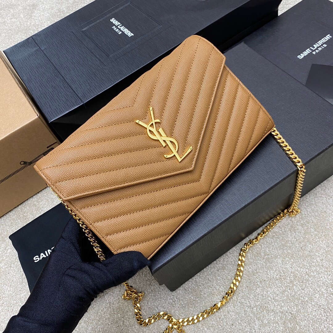 P👉球纹焦糖/金❗❗顶级原单、精品专供❗❗#𝑴𝒐𝒏𝒐𝒈𝒓𝒂𝒎 𝑾𝒐𝒄#鱼子酱纹路信封包.超级实用的一款小包,最经典的款式,升级最高级的版本,100%意大利牛皮配上精细手工制作;定制金属Y家logo彰显个性;翻盖设计确保使用的安全性;小包包大容量,包内设有20个卡片槽,两个纸币隔层,两个中央隔层,一个拉链内袋,装尽所有!
型号:377828 / 360452
尺寸:22.5x14x4cm