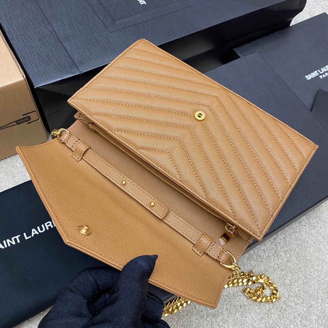 P👉球纹焦糖/金❗❗顶级原单、精品专供❗❗#𝑴𝒐𝒏𝒐𝒈𝒓𝒂𝒎 𝑾𝒐𝒄#鱼子酱纹路信封包.超级实用的一款小包,最经典的款式,升级最高级的版本,100%意大利牛皮配上精细手工制作;定制金属Y家logo彰显个性;翻盖设计确保使用的安全性;小包包大容量,包内设有20个卡片槽,两个纸币隔层,两个中央隔层,一个拉链内袋,装尽所有!
型号:377828 / 360452
尺寸:22.5x14x4cm