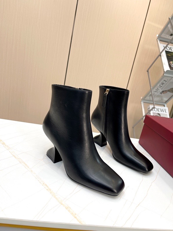 Salvatore Ferragamo Ankle Boots: Sculptural Design, Square Head, 7.5cm Heel, Italian Craftsmanship - 图片 1