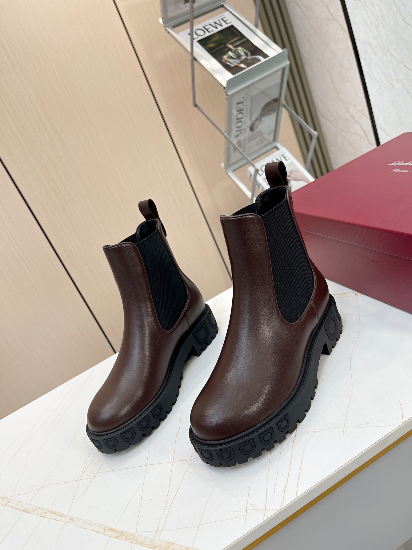 Luxury Chelsea Boots with Gancini Details and Rubber Soles: Zolvatore Ferragamo Collection - 图片 7