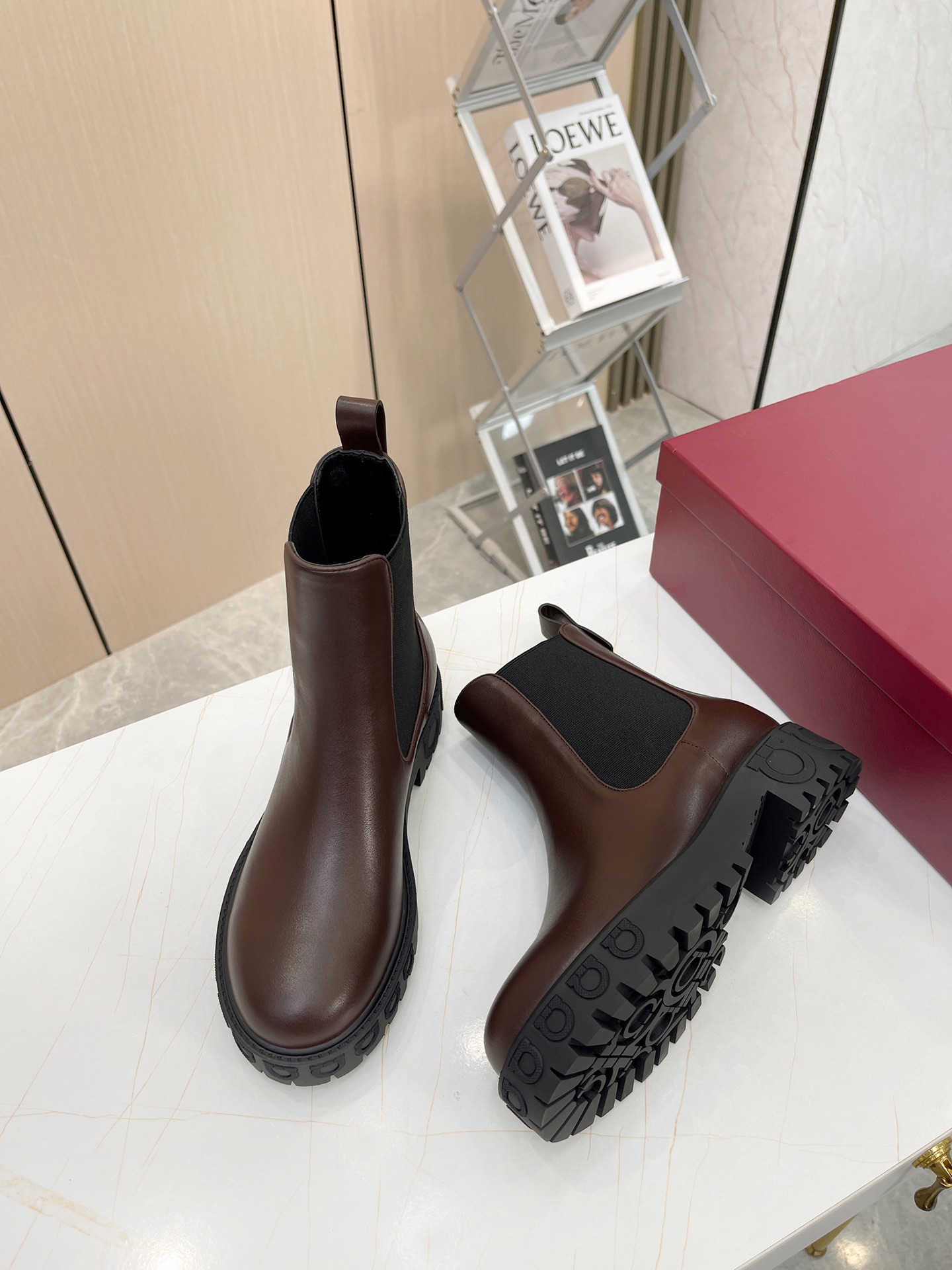 Luxury Chelsea Boots with Gancini Details and Rubber Soles: Zolvatore Ferragamo Collection - 图片 4