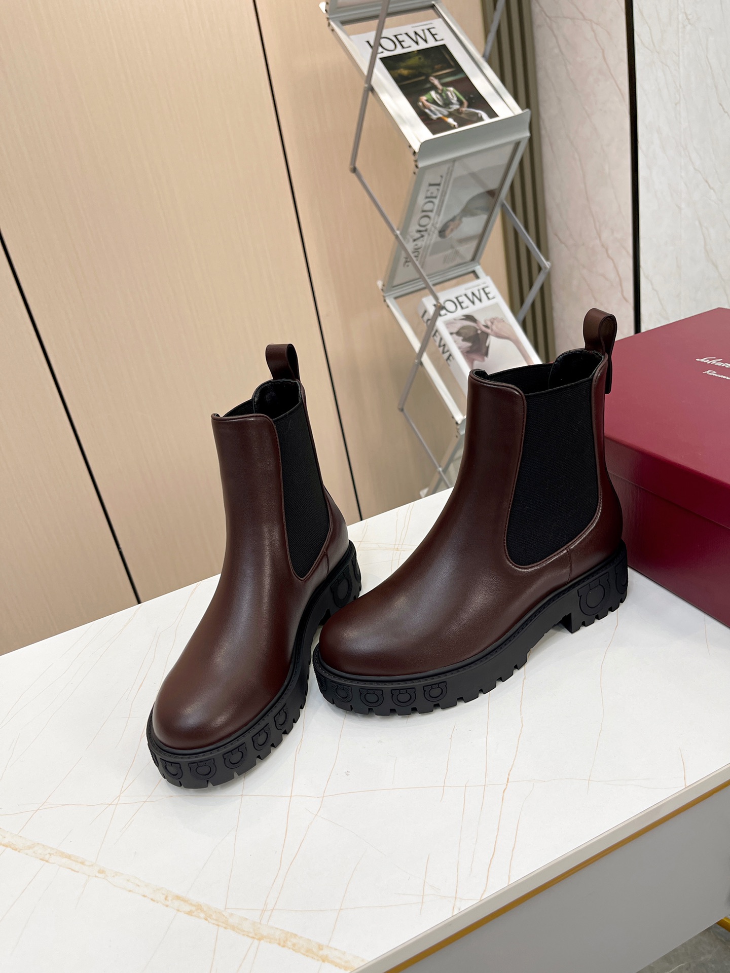 Luxury Chelsea Boots with Gancini Details and Rubber Soles: Zolvatore Ferragamo Collection - 图片 6