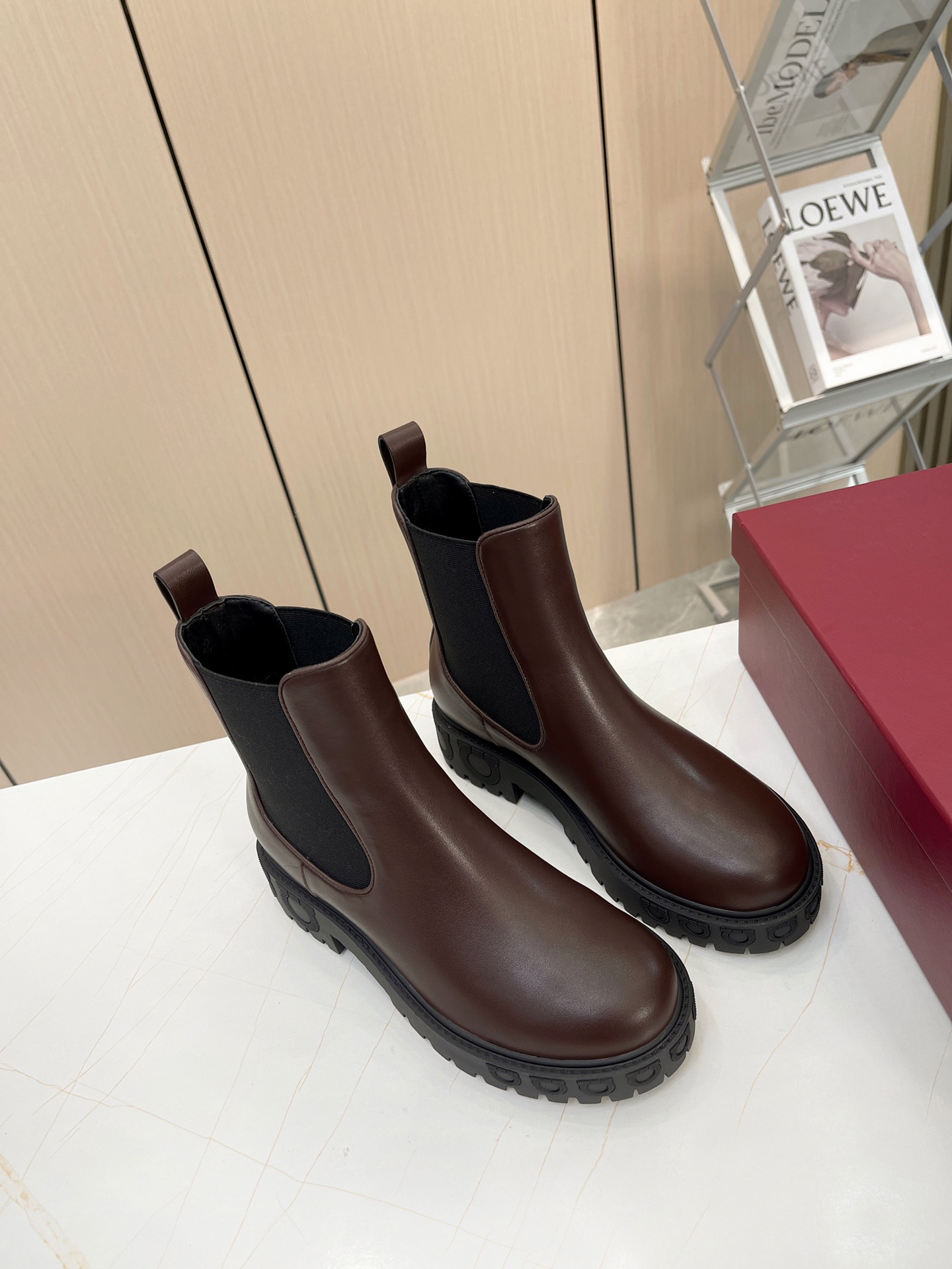 Luxury Chelsea Boots with Gancini Details and Rubber Soles: Zolvatore Ferragamo Collection - 图片 5