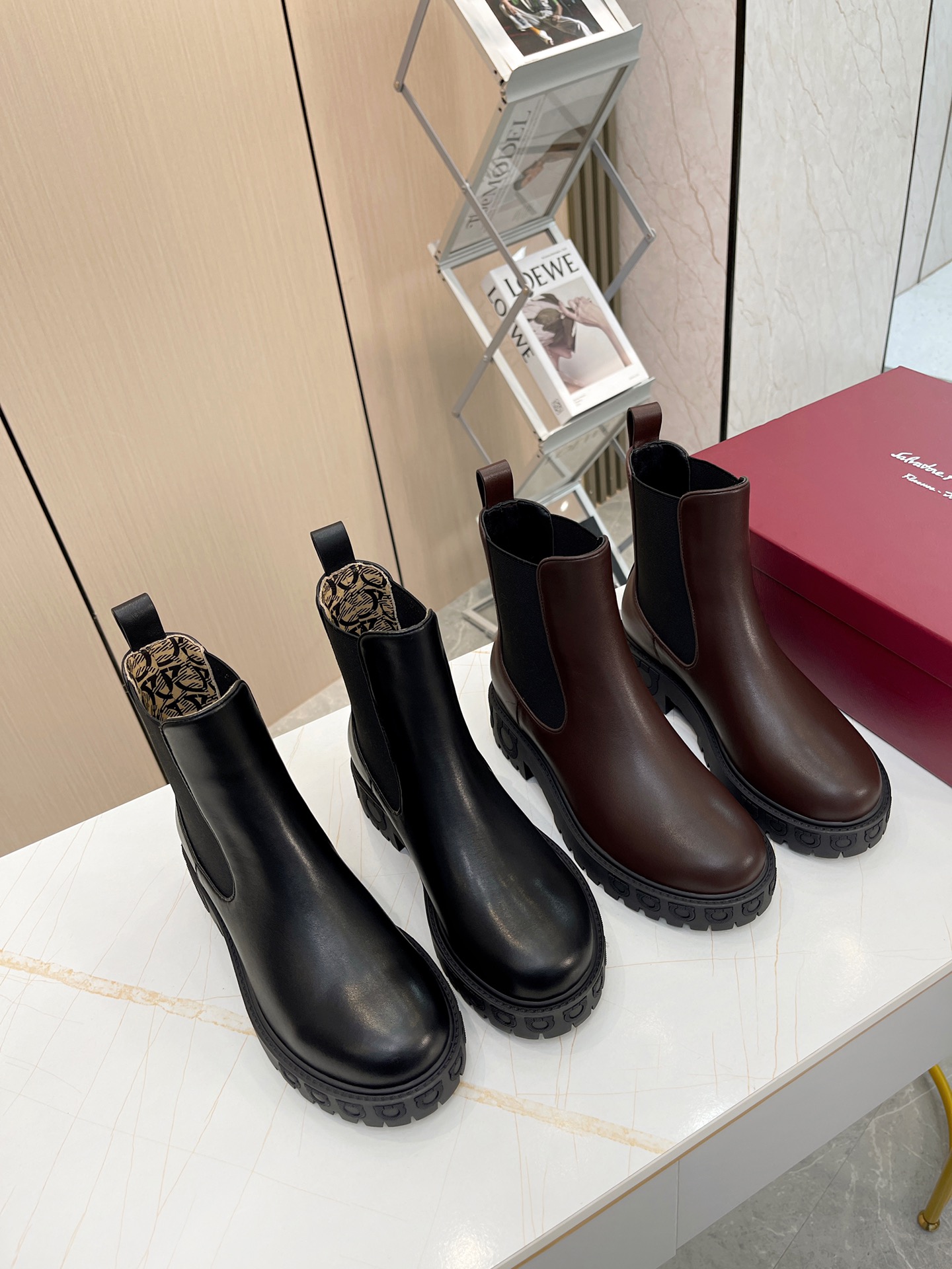 Luxury Chelsea Boots with Gancini Details and Rubber Soles: Zolvatore Ferragamo Collection - 图片 1