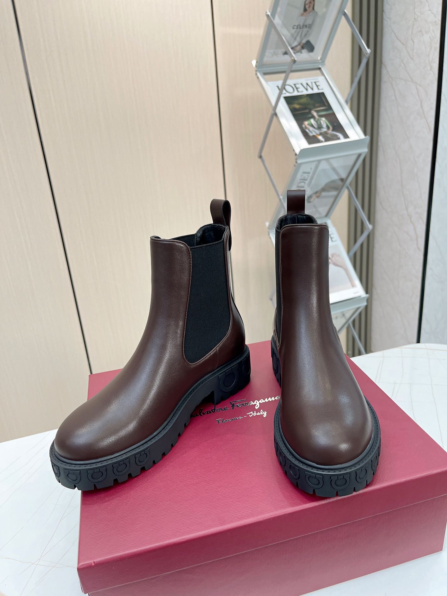 Luxury Chelsea Boots with Gancini Details and Rubber Soles: Zolvatore Ferragamo Collection - 图片 8
