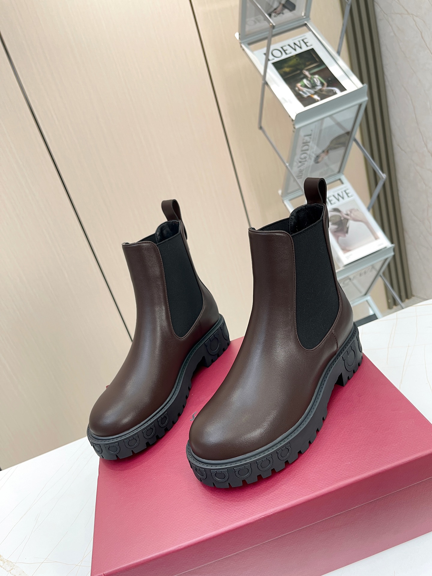 Luxury Chelsea Boots with Gancini Details and Rubber Soles: Zolvatore Ferragamo Collection - 图片 2