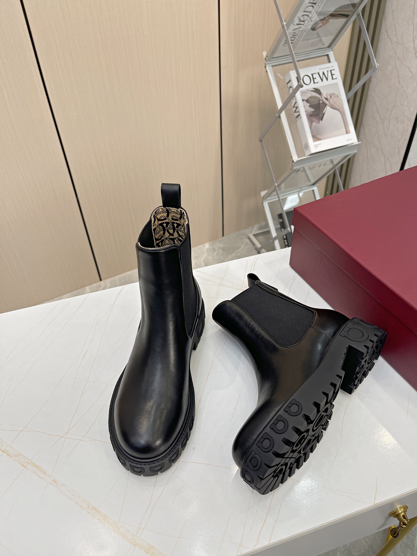 Luxury Chelsea Boots with Gancini Stamps and Rubber Scratch Bottoms - 图片 3
